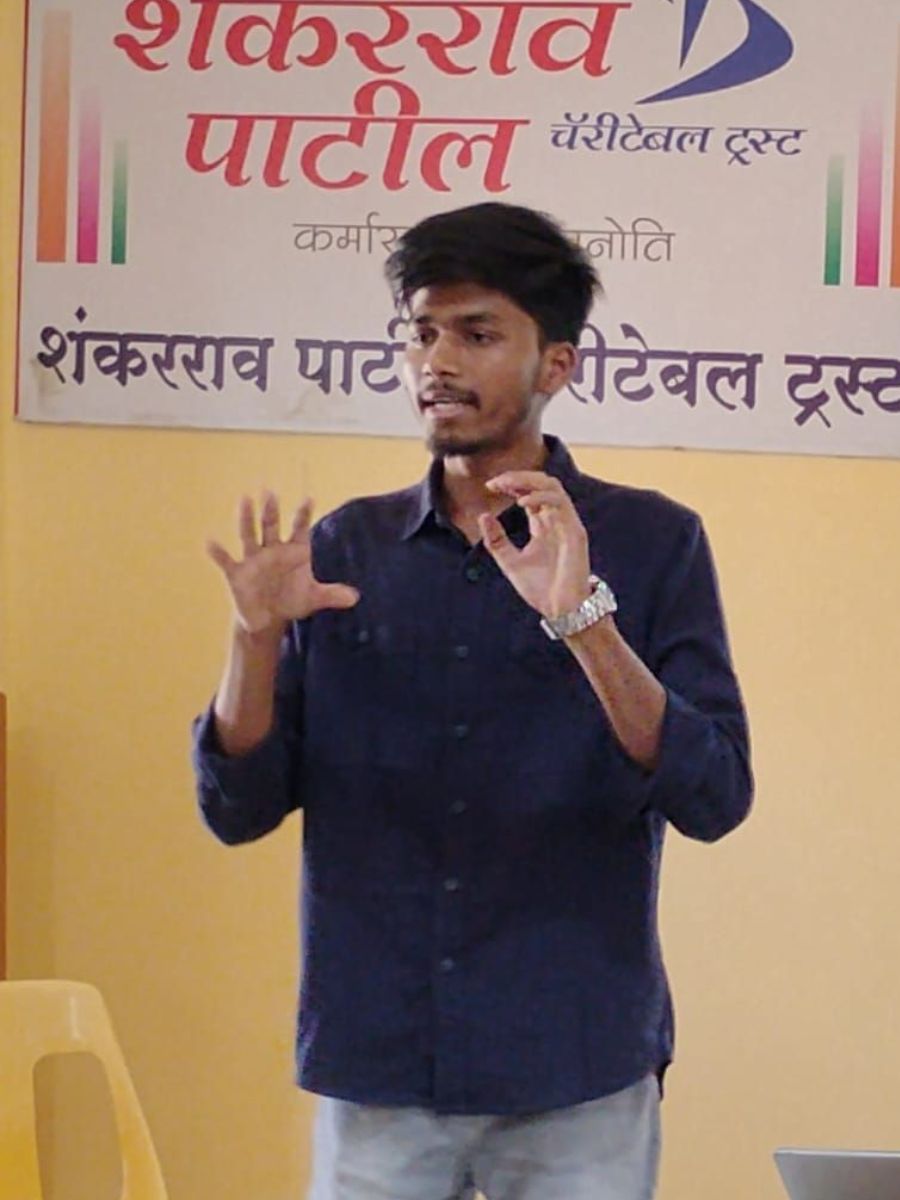 Shubham Galande leading an AI workshop in Indapur