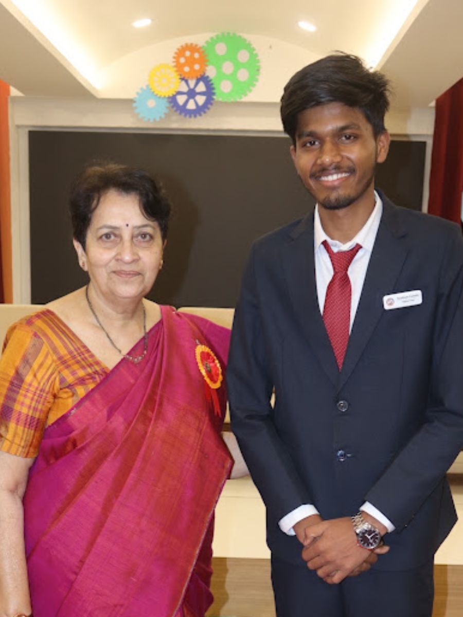 Shubham Galande with his mentor Dr Jyoti Gogte